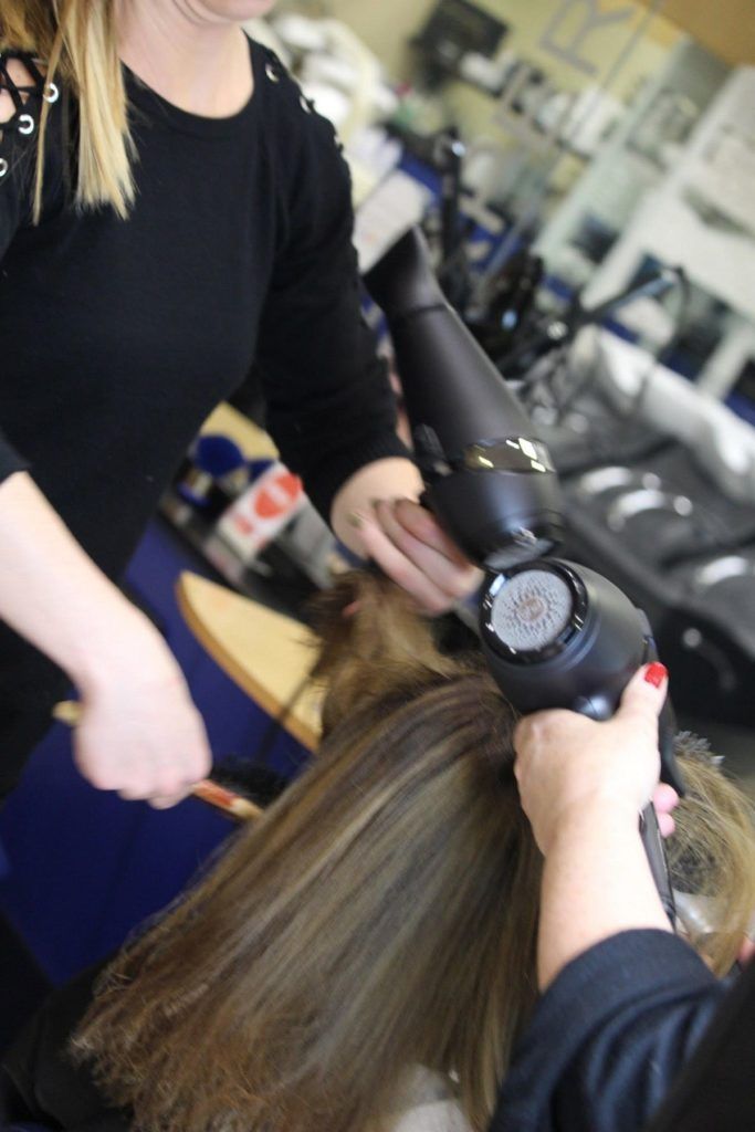 Como-aumentar-volumen-pelo-trabajando secador Peluqueria-Alicante-Styl-Proyect-c