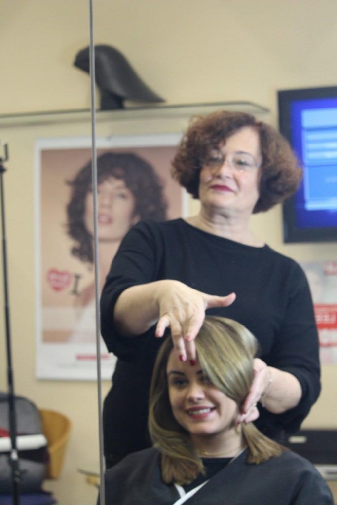 Como-aumentar-volumen-pelo-estilista dando forma-Peluqueria-Alicante-Styl-Proyect-c